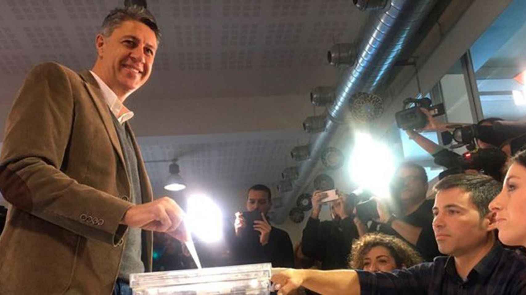 El candidato del PP a las elecciones de Cataluña, Xavier García Albiol, ha votado en Badalona / CG