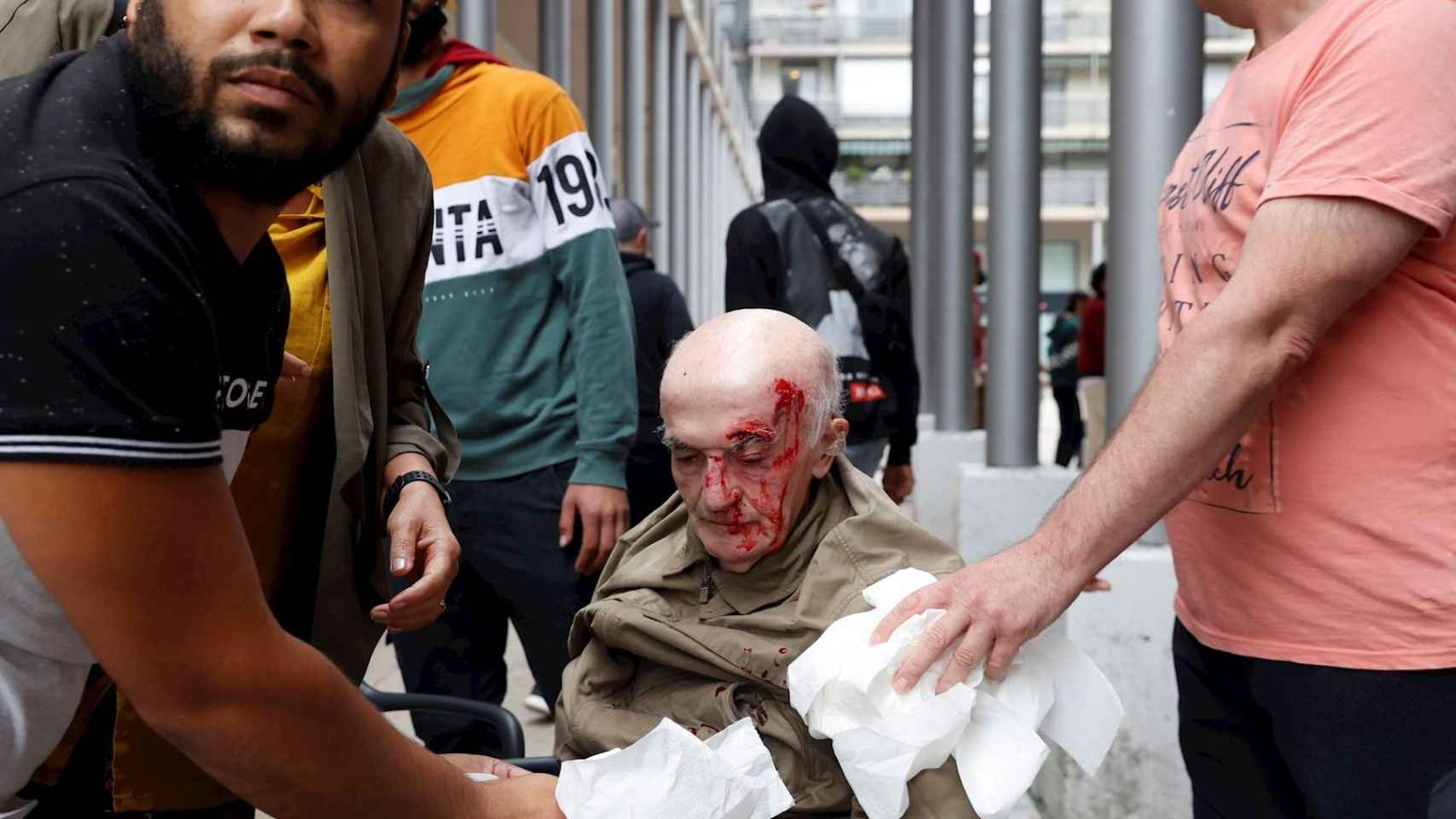 Un viandante resultó herido tras caer al suelo durante uno de los tumultos provocados por los enfrentamientos entre la policía y radicales en Mondragón, en el País Vasco / EFE