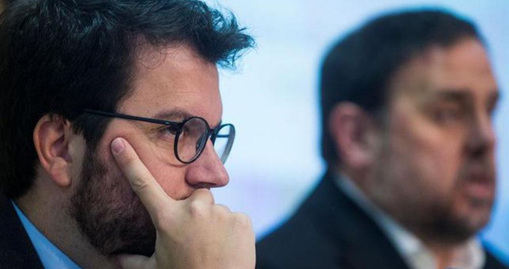 Pere Aragonès, que gana peso en la ejecutiva de ERC, con Oriol Junqueras al fondo / EFE