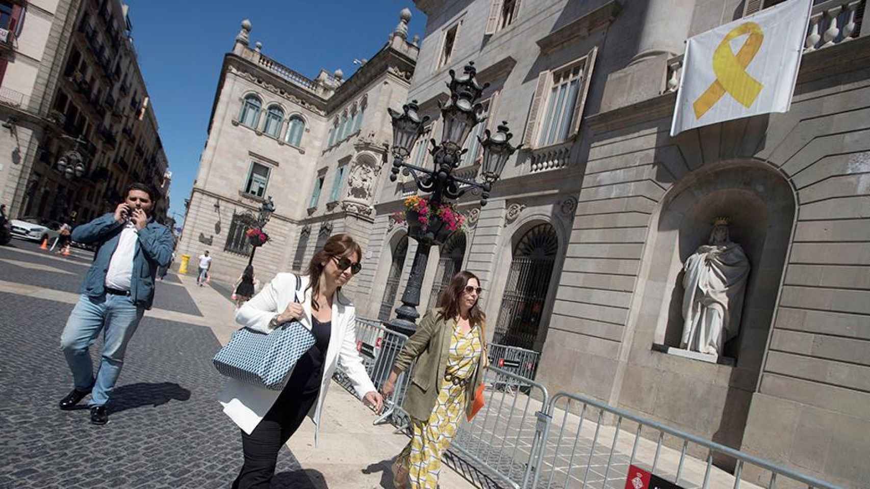 Los tres regidores de Ciudadanos, Marilén Barceló (c), Mari Luz Guilarte (d) y Paco Sierra (i) entran en el Ayuntamiento de Barcelona, donde cuelga un lazo amarillo / EFE