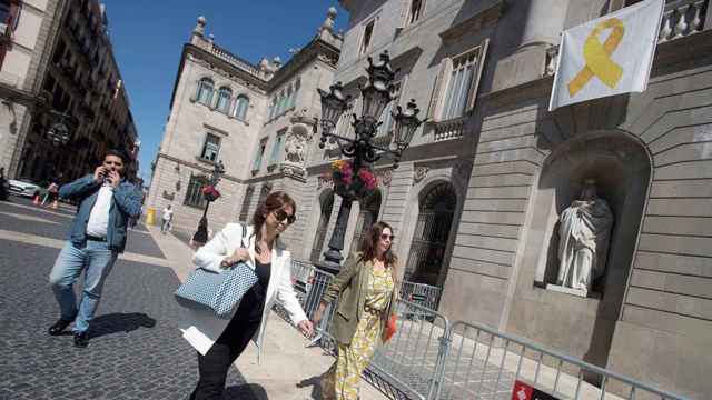 Los tres regidores de Ciudadanos, Marilén Barceló (c), Mari Luz Guilarte (d) y Paco Sierra (i) entran en el Ayuntamiento de Barcelona, donde cuelga un lazo amarillo / EFE
