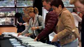 Varios ciudadanos votan en un colegio catalán / EFE