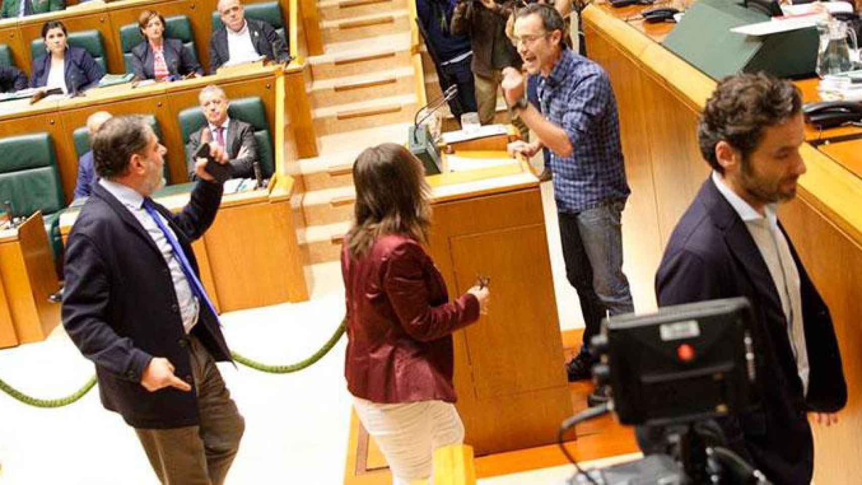 Los diputados del PP abandonan el Parlamento vasco mientras interviene Julen Arzuaga, de EH Bildu / EFE