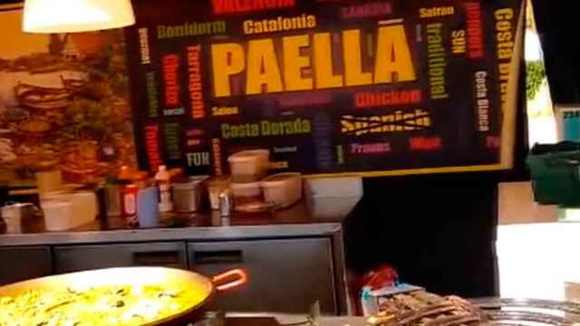 Un puesto 'indepe' de comida en Nottingha, vende paella y sangría y tacha la palabra 'Spanish'