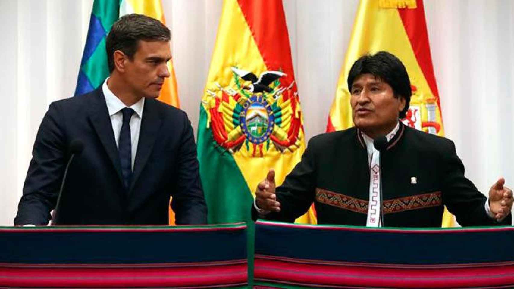El presidente del Gobierno, Pedro Sánchez (i), y el presidente de Bolivia, Evo Morales (d), en el encuentro en el que ambos han mantenido en el que el primero ha hablado del Valle de los Caídos / EFE