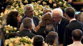 El presidente de italia, Sergio Mattarella, con los familiares de las víctimas del derrumbe del puente de Génova / EFE