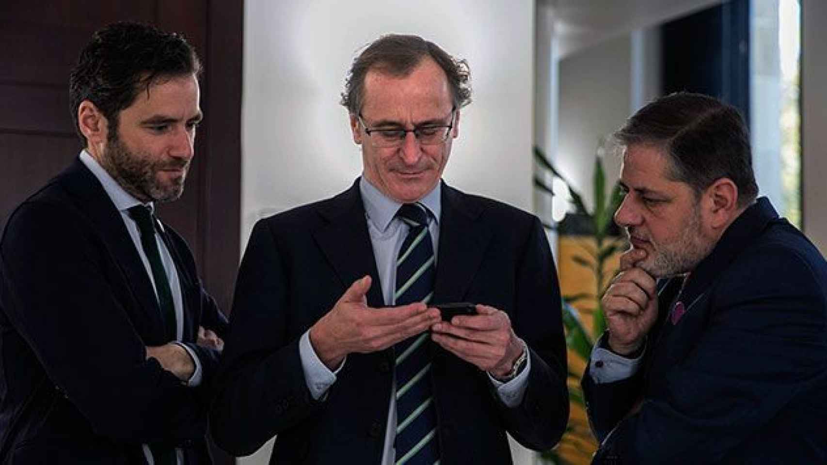 Los diputados del PP vasco Borja Sémper, Alfonso Alonso y Javier Ruiz de Arbulo, durante el debate sobre el cupo / EFE