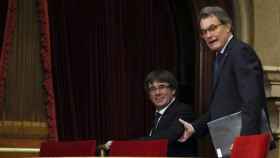 El expresident Artur Mas, y el president Carles Puigdemont, el pasado 10 de octubre en el Parlament / EFE