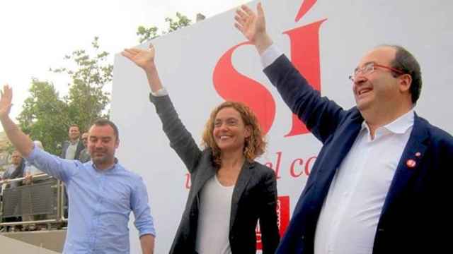 Jordi Ballart (i), alcalde de Terrassa en una imagen de archivo de la campaña de las pasadas elecciones generales junto a la candidata del PSC, Meritxell Batet (c), y el primer secretario del partido, Miquel Iceta (d) / EP