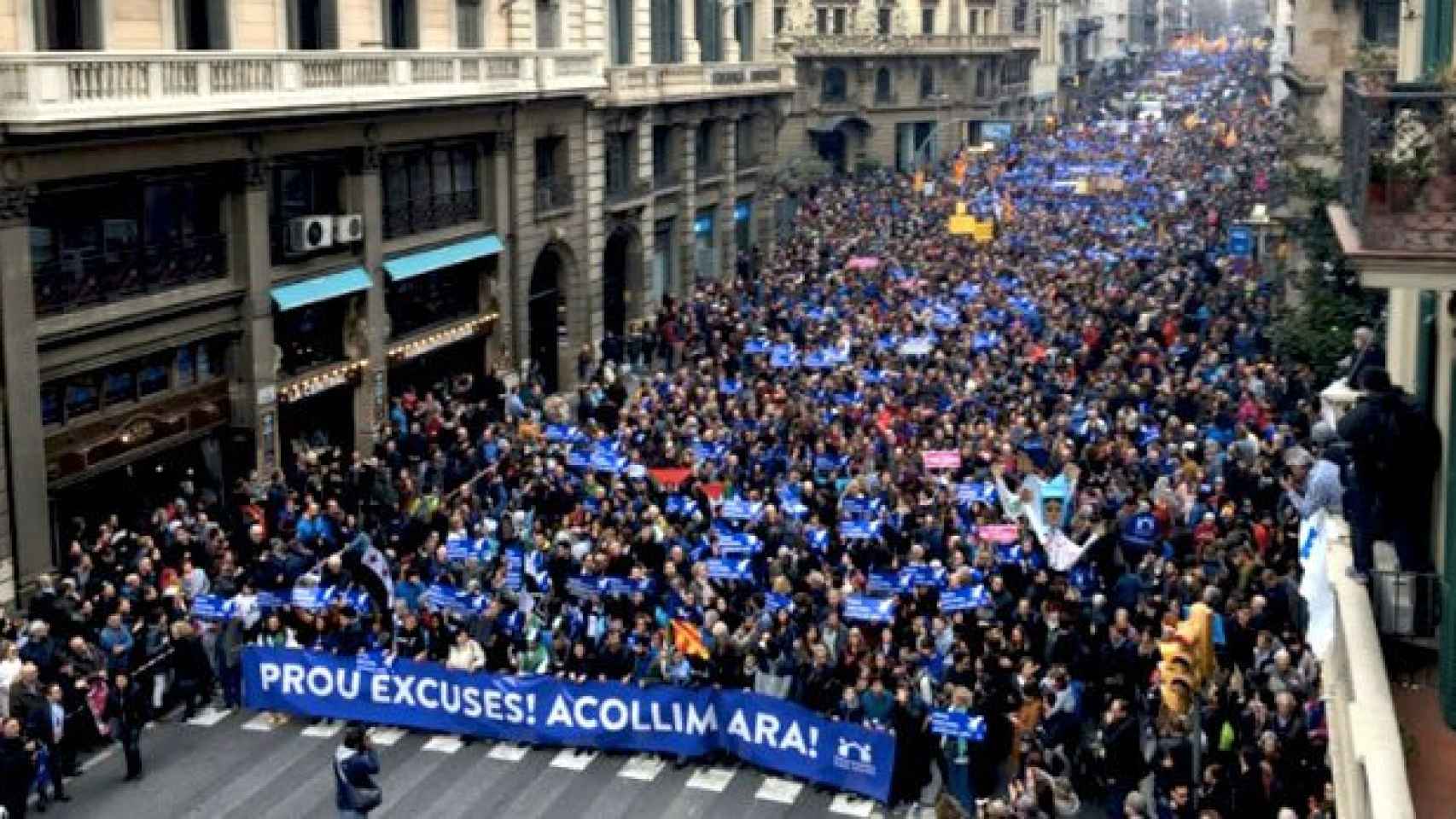 Miles de personas se manifiestan en el centro de Barcelona a favor de acoger a refugiados / CG