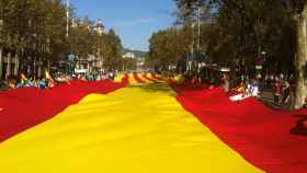 Banderas española y catalana desplegadas unidas en el Paseo de Gracia / CG