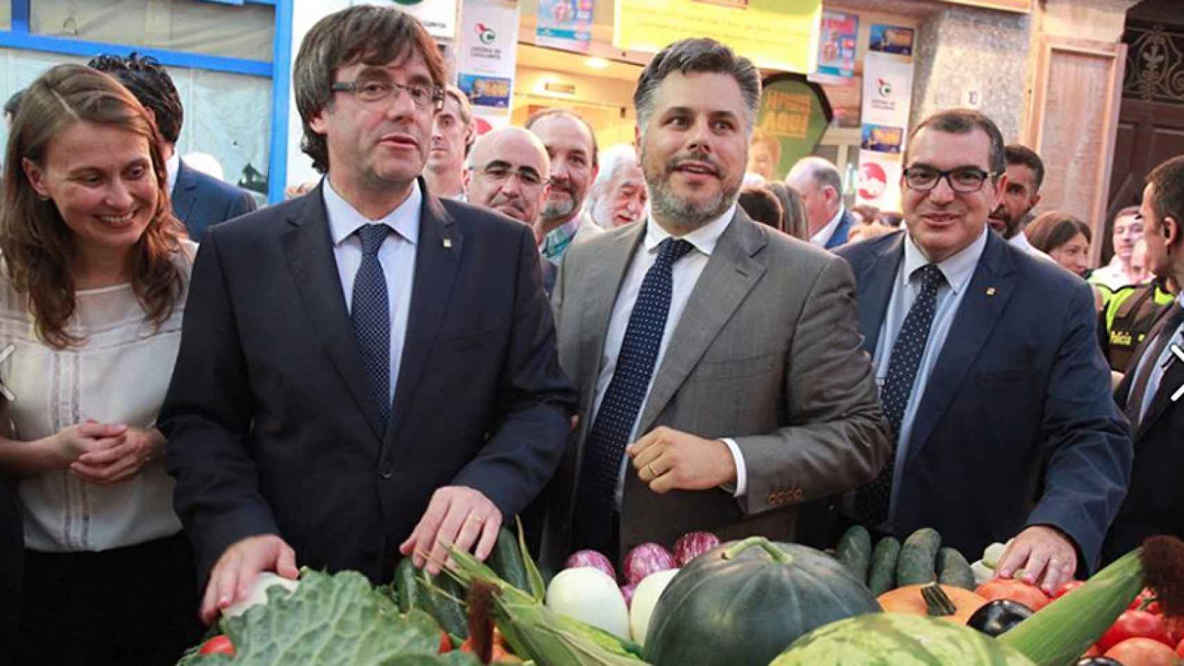Albert Batet, alcalde de Valls (con barba) junto al presidente de la Generalitat Carles Puigdemont y el consejero de Interior, Jordi Jané. / CG