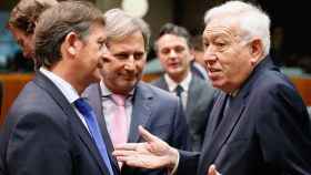 El ministro de Exteriores español en funciones, José Manuel García Margallo (D), conversa con su homólogo esloveno Karl Erjavec (I) y con Johannes Hahn, el comisario europeo de Política de Vecindad.