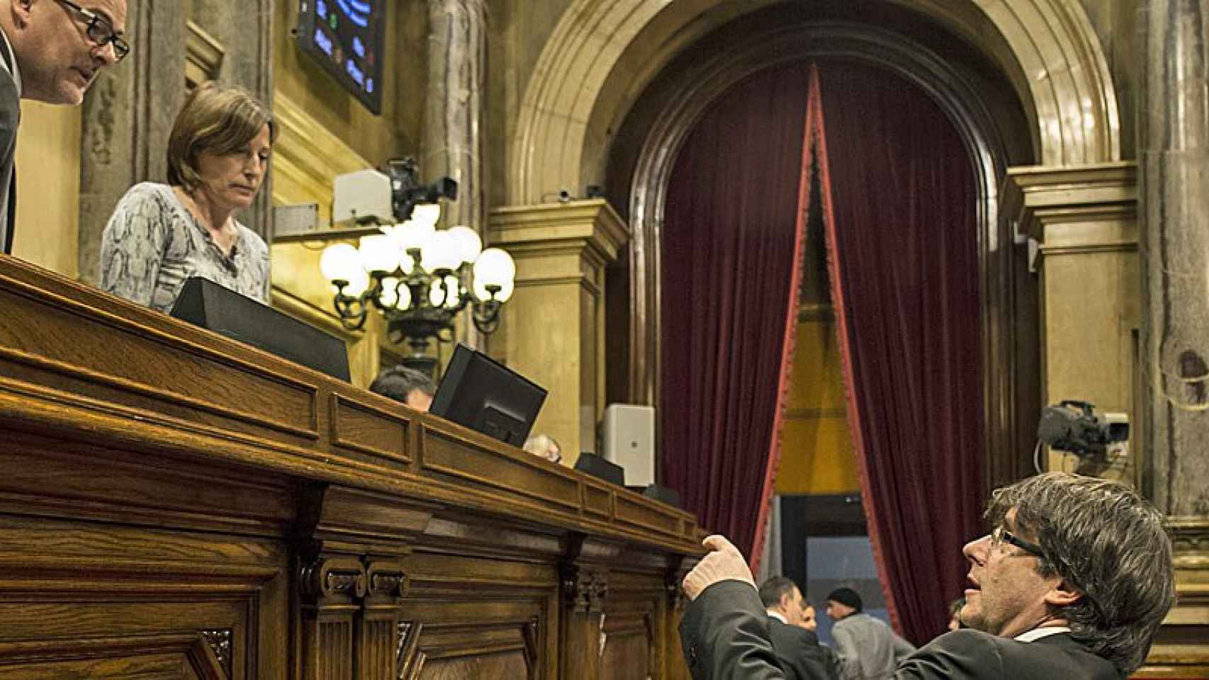 Carles Puigdemont, presidente de la Generalitat, conversa con Carme Forcadell, presidenta del Parlament.