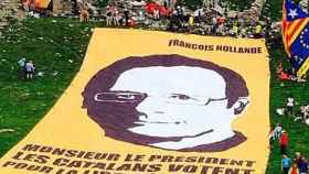 Pancarta desplegada por la ANC para pedir el apoyo del presidente francés, François Hollande, al referéndum independentista