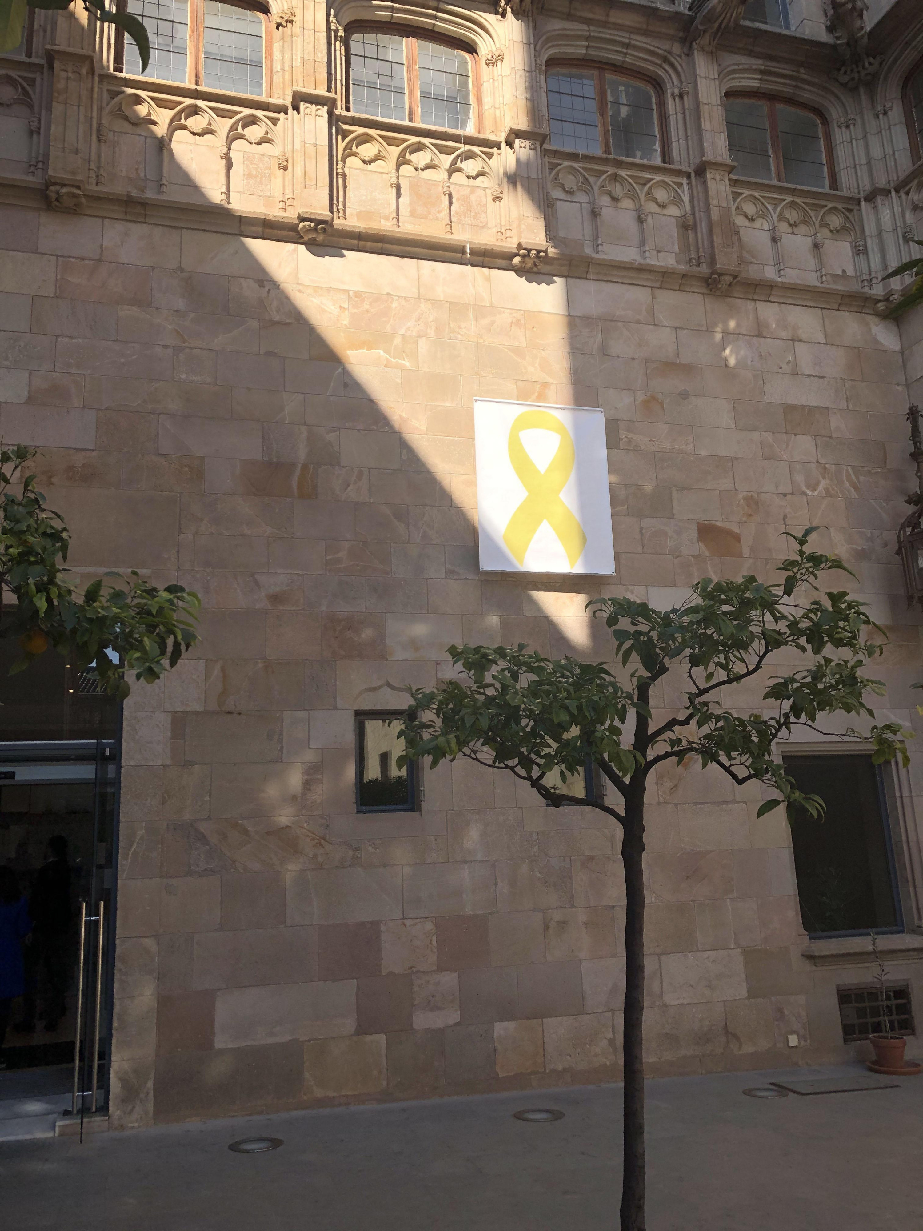 Lazo amarillo en el Pati dels Tarongers del Palau de la Gneralitat / CG
