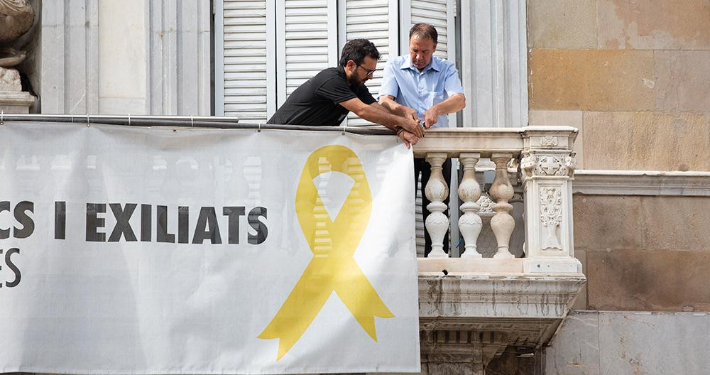 Momento en que la pancarta con el lazo amarillo fue retirada de la fachada de la Generalitat tras la orden del TSJC
