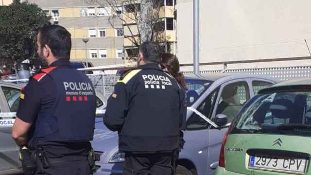 Agentes de los Mossos d'Esquadra y la Policía Local de Badia del Vallès en el lugar en el que han asesinado a un hombre este domingo / POLICÍA LOCAL DE BADIA