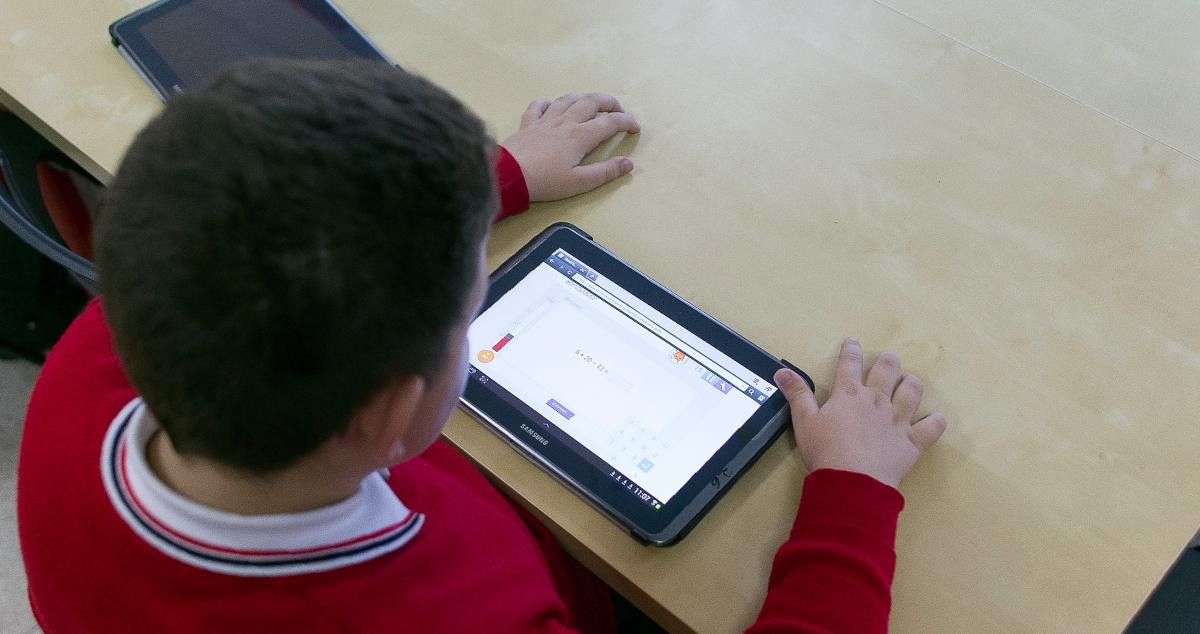 Los colegios cortan el wifi para evitar que los alumnos se distraigan viendo el Mundial en móviles, tabletas y ordenadores / EP