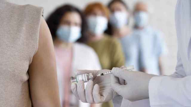 Un grupo de mujeres reciben una vacuna contra el Covid / EP