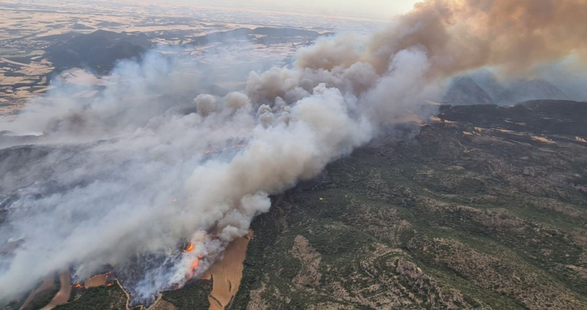 Vista aérea del incendio de Artesa de Segre, en Lleida / BOMBERS