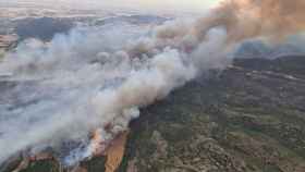 Vista aérea del incendio de Artesa de Segre, en Lleida / BOMBERS