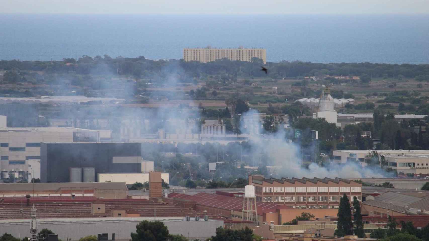 Pequeño incendio junto a una zona industrial de Gavà (Barcelona), este domingo / CARLOS MANZANO (CG)