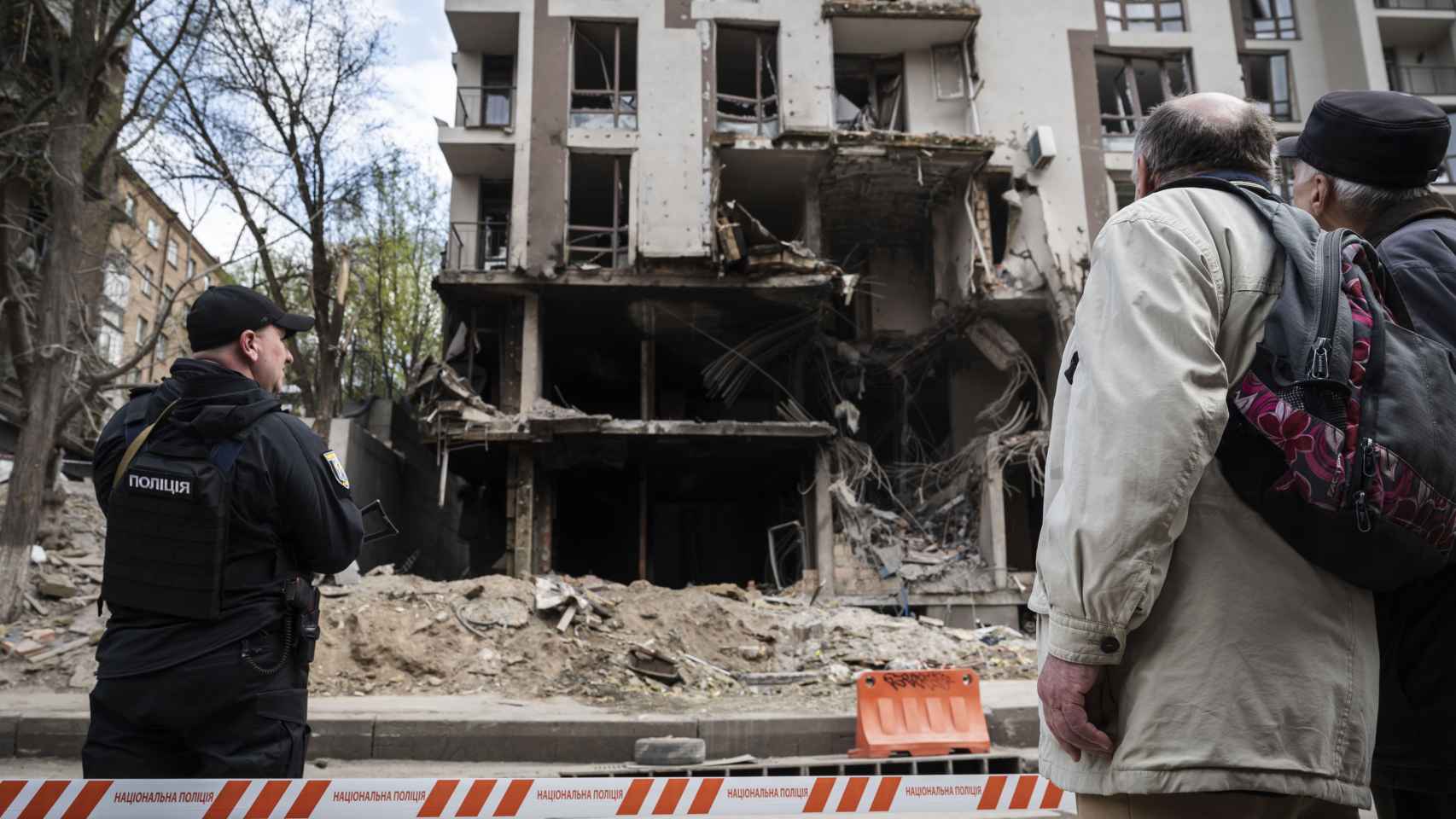 Unas personas inspeccionan los daños en un edificio alcanzado por un misil ruso en el distrito de Schevchenko de Kiev / EP