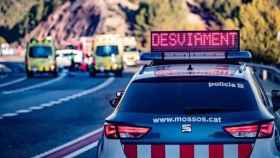 Un coche de Mossos d'Esquadra y ambulancias del Sistema d'Emergències Mèdiques (SEM) durante un accidente de tráfico en una imagen de archivo / TRÀNSIT