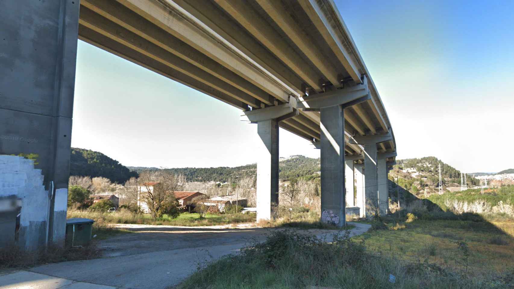 El puente de la C-16, en Sant Vicenç de Castellet, donde los Mossos localizaron el cuerpo calcinado de la víctima / CG (GOOGLE MAPS)