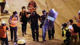 Dos policías se llevan detenido al fotoperiodista de 'El País' Albert Garcia / TONI ALBIR (EFE)