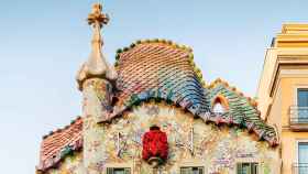 El tejado de la Casa Batlló de Barcelona representa el dragón atravesado por la espada de Sant Jordi / EUROPA PRESS