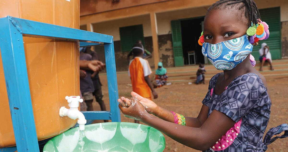 La compra de regalos solidarios de Educo permiten que niños en situación de pobreza puedan lavarse las manos con agua y jabón y seguir las recomendaciones sanitarias antiCovid / EDUCO