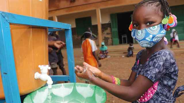 La compra de regalos solidarios de Educo permiten que niños en situación de pobreza puedan lavarse las manos con agua y jabón y seguir las recomendaciones sanitarias antiCovid / EDUCO