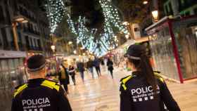 Dos agentes de la Guardia Urbana de Barcelona, patrullando por Las Ramblas, los responsables de controlar el toque de queda / AJBCN