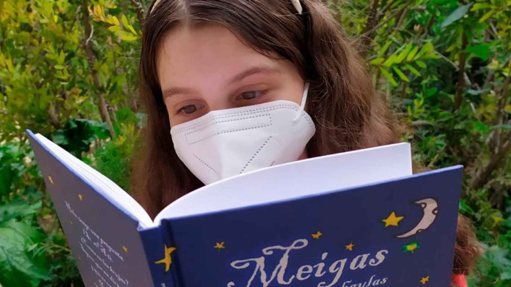 Eliane de Los Rios ojea 'Meigas', su nuevo libro / ELIANE DE LOS RIOS