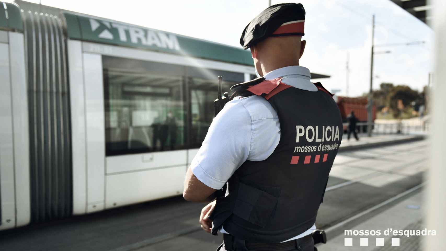 Un agente de los Mossos d'Esquadra frente a un vagón del Tram / MOSSOS