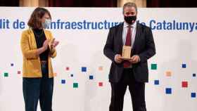 La teniente de alcalde de Barcelona, Janet Sanz, entregando el premio al proyectista de la variante de Vallirana a Enric Font, en representación de AudingIntraesa / @consellinfraes (TWITTER)