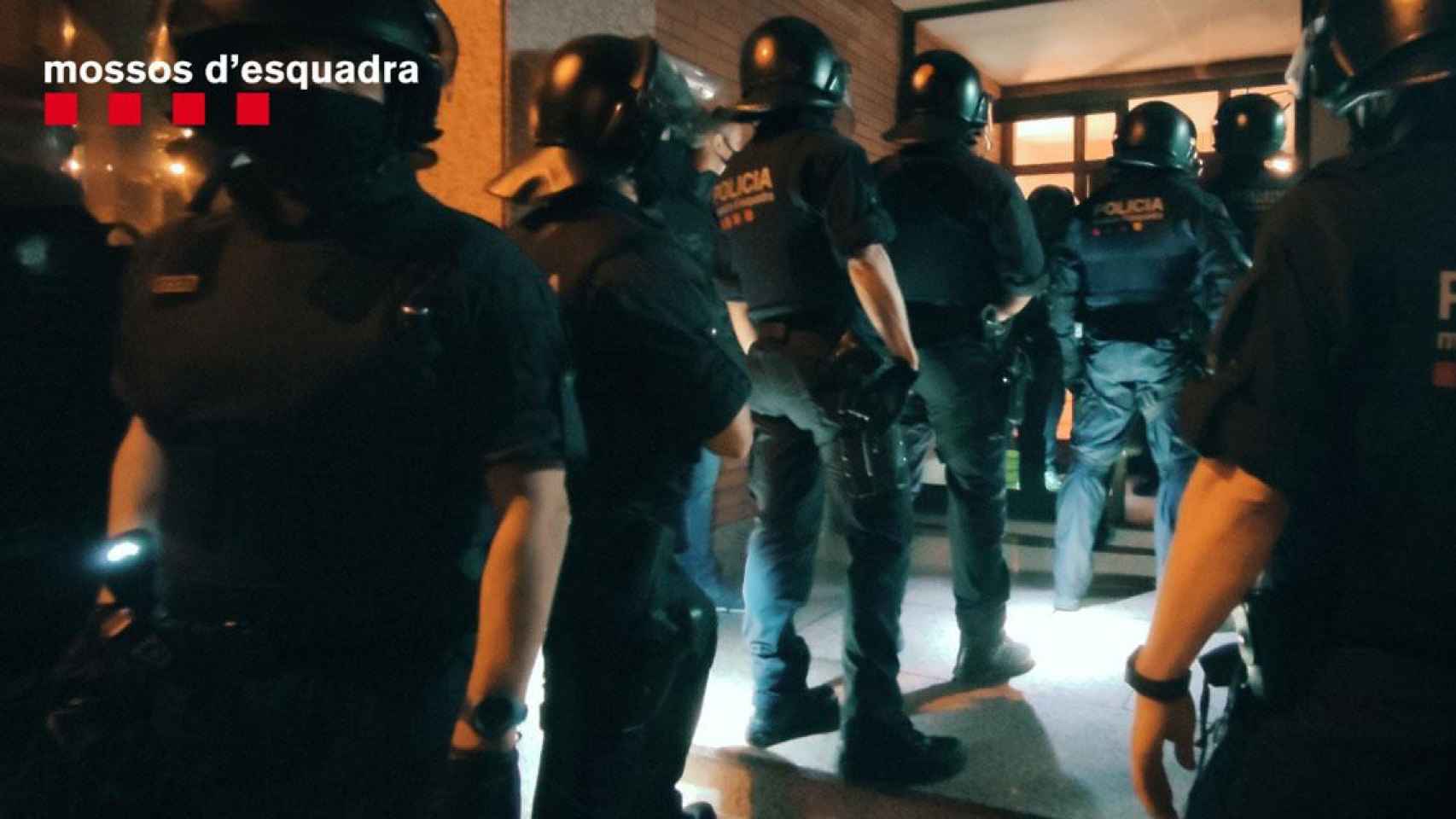 Efectivos de Mossos d'Esquadra durante el operativo contra el tráfico de vehículos en Barcelona / MOSSOS