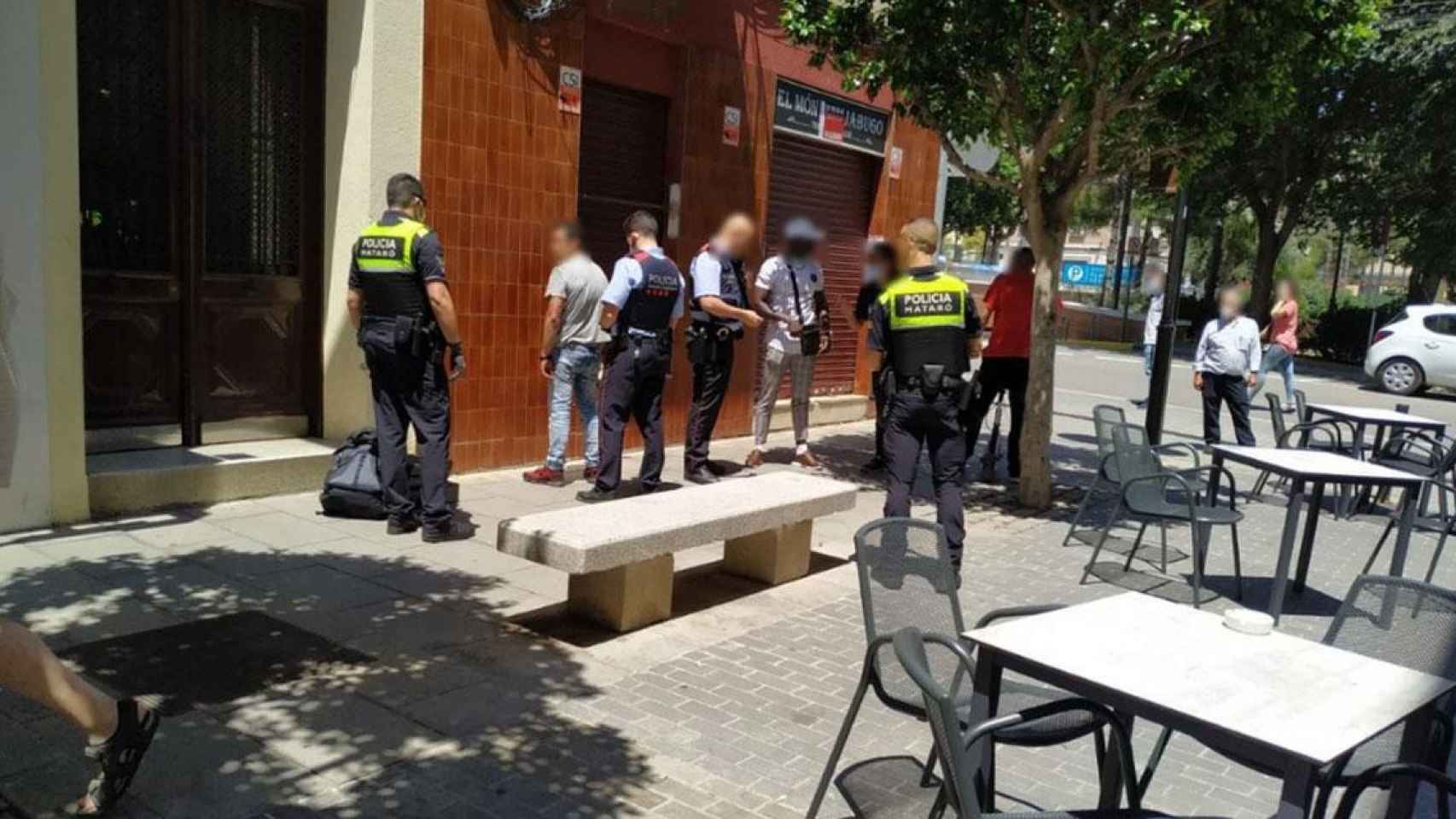 Agentes de policía y Mossos d'Esquadra arrestan al ladrón retenido por vecinos en Mataró / HELPERS