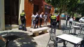 Agentes de policía y Mossos d'Esquadra arrestan al ladrón retenido por vecinos en Mataró / HELPERS