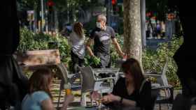 Personas disfrutan en una terraza de Barcelona / EP