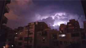 Relámpagos sobre el cielo de Barcelona por tormentas en Cataluña / @PAUBERT39 (TWITTER)