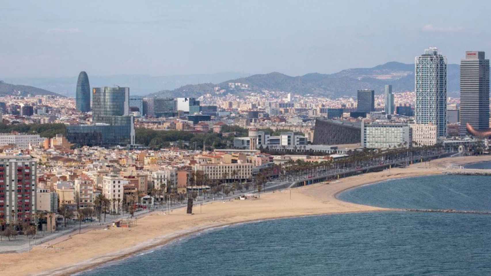 Vista de la playa de Barcelona, que se abrirá al baño deportivo / AYTO. BCN