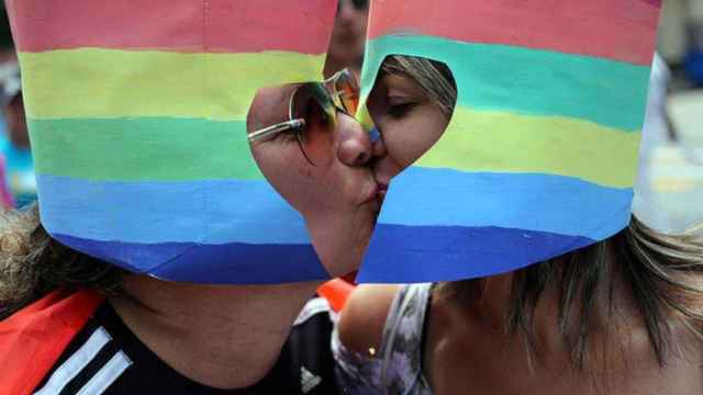 Dos mujeres en una manifestación contra las agresiones homófobas / EFE