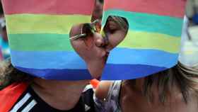 Dos mujeres en una manifestación contra las agresiones homófobas / EFE