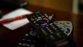 Varios mandos de televisión, necesarios para resintonizar los canales / PIXABAY