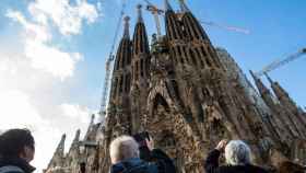 Turistas fotografían la Sagrada Familia en Barcelona / EFE