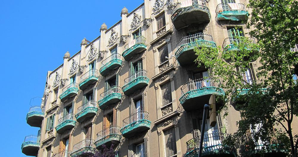 Un bloque de pisos en Barcelona / EUROPA PRESS