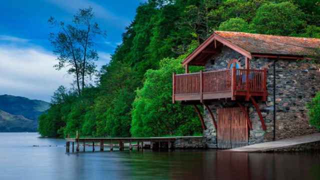 Imagen de una casa rural cerca de un lago / PX